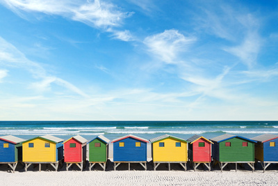 海岸に並ぶカラフルな住宅模型