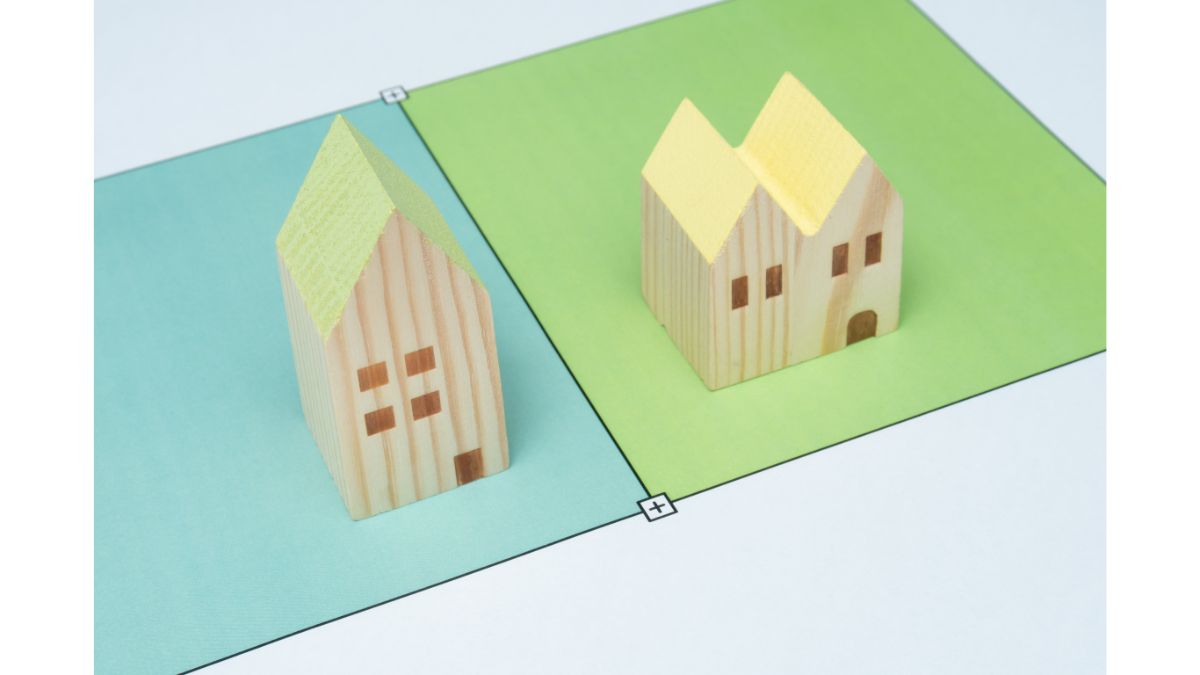木の住宅模型で土地の区割りをしている