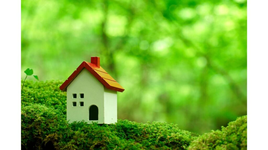 緑の中になる家の模型